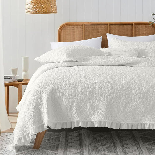 HORIMOTE HOME Cream White Ruffled Quilt Queen Size, Stone-Washed Microfiber Lightweight Crinkled Farmhouse Shabby Chic Bedding Set, 3 Pieces Reversible Bedspread with Pillow Sham for All Season