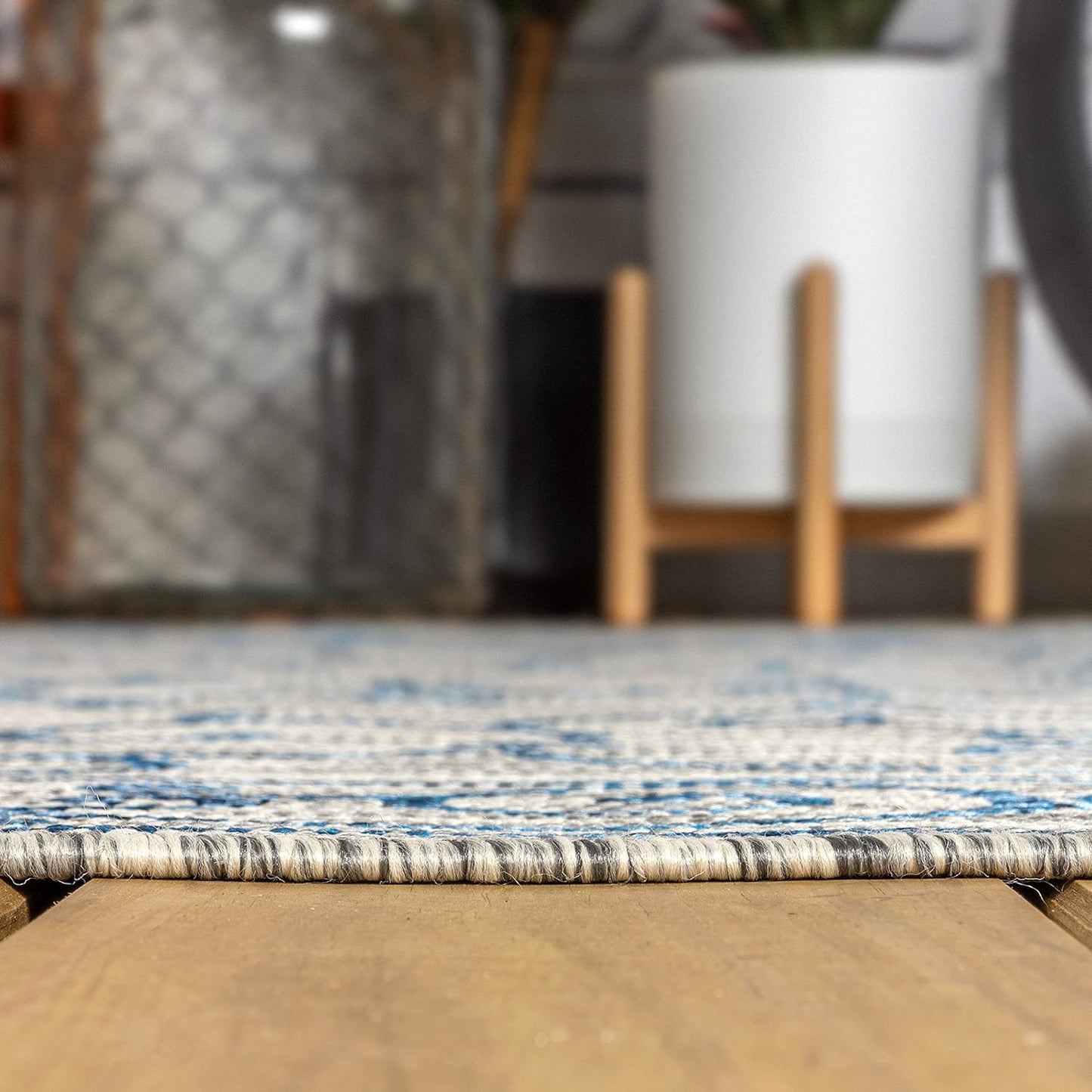 JONATHAN Y Vintage Filigree Indoor Outdoor Round Area Rug 4 Ft Gray/Navy, Charleston Textured Weave for Backyard, Patio, Porch, Easy-Cleaning, High Traffic, Pet-Friendly, Non-Shedding (SMB106C-4R)