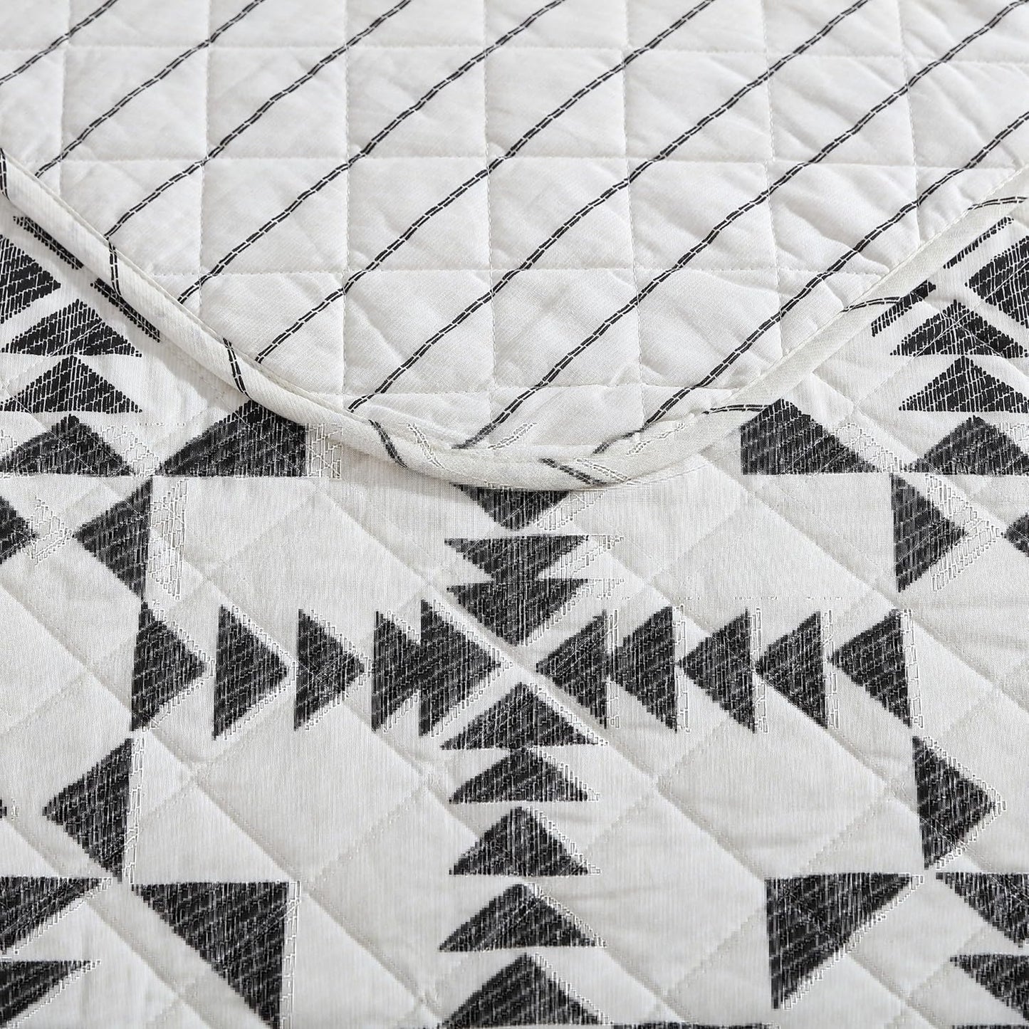 Eddie Bauer - King Quilt Set, Reversible Cotton Bedding with Matching Shams, Luxurious Bedding Set (Arrowhead Charcoal, King)